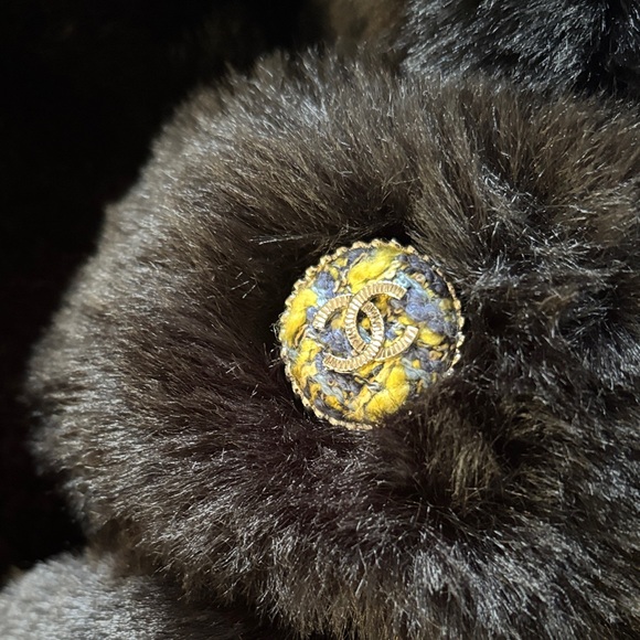 Chanel button upcycled faux fur scarf - Picture 2 of 5
